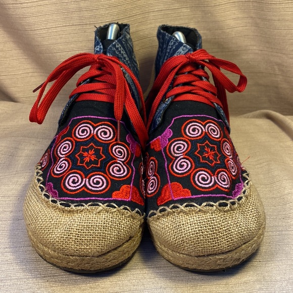 Handmade brocade/embroidered slipon burlap booties - Picture 3 of 16